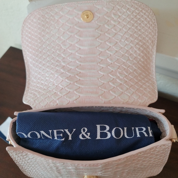 ⭐Last one⭐ Dooney & Bourke saddle flap crossbody - Picture 3 of 9